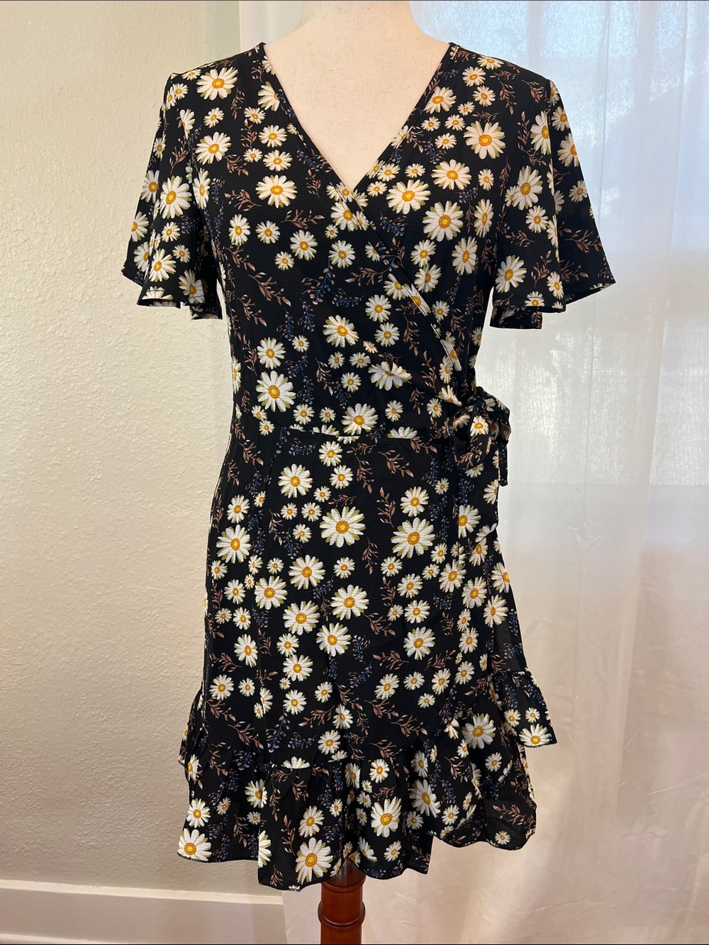 Relipop Floral Daisy True Wrap Dress - Black. Size S. NWT